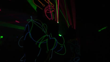 Tänzerin-Im-LED-Anzug-Mit-Laserlicht-An-Den-Händen-Im-Berühmten-Roboterrestaurant-In-Kabukicho-Shinjuku
