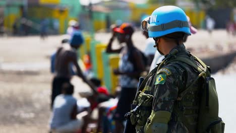 Brasilianischer-UN-Friedenstruppen-Soldat,-Der-Haitianer-Am-Strand-Befragt