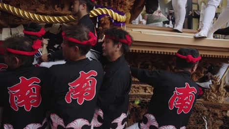 Hombres-Japoneses-Montando-Carroza-Del-Festival-En-Kishiwada-Danjiri-Matsuri