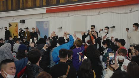 Junge-Japaner-Tanzen-Und-Feiern-Halloween-Auf-Den-Straßen