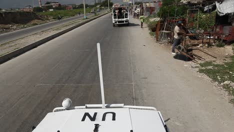 Un-Transport-Fahren-Auf-Der-Straße-In-Haiti,-Pov-Des-Fahrzeugs-Auf-Friedenserhaltungsmission