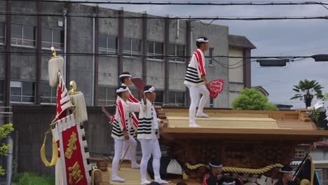 Hombres-Japoneses-Montando-En-La-Parte-Superior-Del-Festival-Kishiwada-Danjiri
