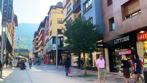 Centro-De-La-Ciudad-De-Andorra-Con-Gente-Caminando-Debajo-Del-Edificio