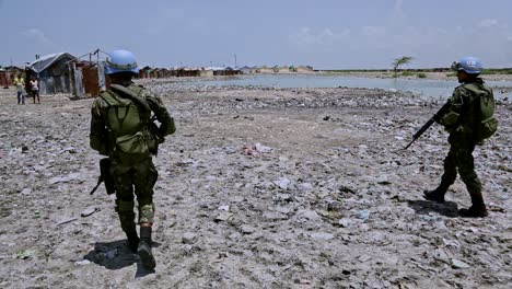 Bewaffnete-UN-Friedenstruppen-Patrouillieren-Im-Slumgebiet