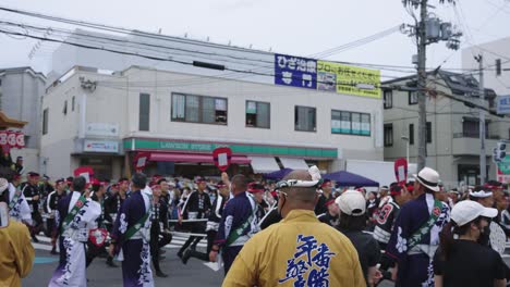 Danjiri-Wagen,-Der-Beim-Festival-In-Osaka-Durch-Die-Straßen-Rast