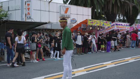 Japaner-Warten-Auf-Der-Straße,-Neben-Festivalgeschäften,-Die-Auf-Das-Danjiri-rennen-Warten