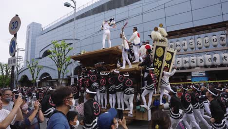 Festival-Kishiwada-Danjiri-Matsuri-Pasando-Por-La-Estación-Jr-Y-La-Multitud