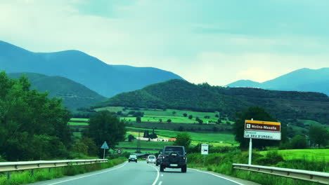 Hermoso-Paisaje-Mientras-Conduce-En-La-Región-Montañosa-De-Francia-A-Austria