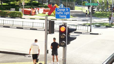 Detail-Von-Rotlicht-Und-Fußgängern,-Die-Darauf-Warten,-Die-Bayfront-Avenue-Zu-überqueren---Singapur