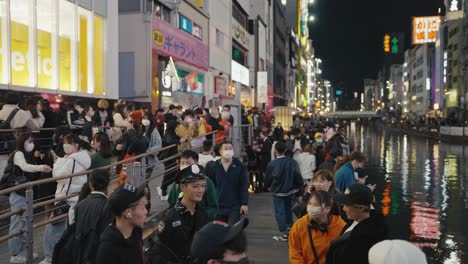 Jóvenes-Japoneses-Disfrutando-De-La-Noche-De-Halloween-En-El-Canal-Dotonbori