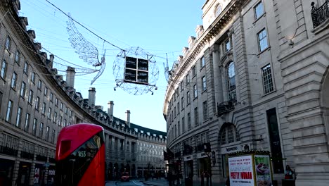 London-Buses-Driving-On-Regents-Street-Before-The-Christmas-Lights-Turned-On,-London,-United-Kingdom
