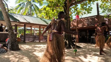 Traditioneller-Polynesischer-Männlicher-Tänzer-Mit-Einem-Speer