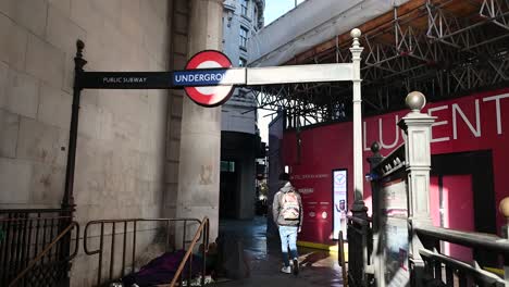 The-entrance-into-Piccadilly-Circus-Underground,-London,-United-Kingdom