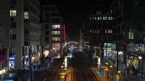 Belebte-Friedrichstraße-Innenstadtallee-Nachts-Beleuchtet-Berlin-Zeitraffer