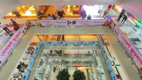 Blick-Von-Oben-Auf-Die-Etagen-Von-Einkaufszentren-Mit-Vorbeilaufenden-Käufern-In-Dhaka