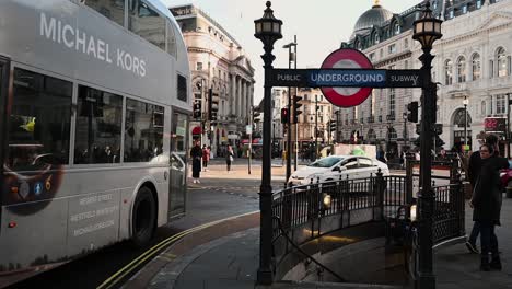 Metro-Público-De-Piccadilly-Circus,-Londres,-Reino-Unido.