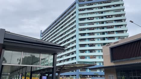 Blick-Nach-Oben-Auf-Das-Tan-Boon-Liat-Gebäude-Vor-Dem-Ausgang-Der-Neuesten-Havelock-MRT-Station-In-Singapur,-Thomson-East-Coast-Line-Stage-3