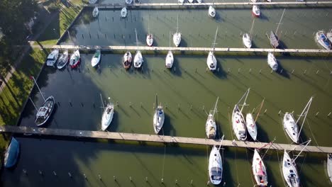 Vista-De-Drones-Sobre-Barcos-Atracados-Y-Barcos-En-Un-Puerto-En-Un-Día-Soleado