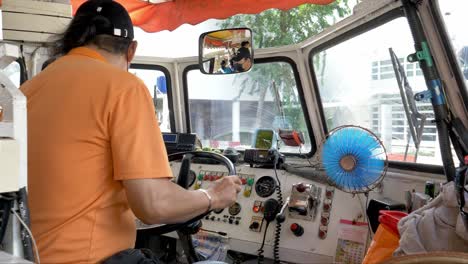 Amphibious-tourist-bus-driver-moving-over-Singapore's-riches