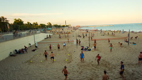 Leute,-Die-Fußball-Am-Strand-In-Barcelona,-Spanien-Spielen
