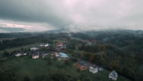 Vogelperspektive-Des-Herbstlichen-Waldes-Auf-Dem-Land,-Das-Von-Nebel-Und-Wolken-Bedeckt-Ist