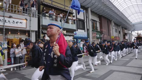 Kishiwada-Danjiri-Festival,-Das-Beim-Matsuri-Event-Durch-Die-Stadt-Rast