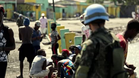 Habitantes-De-Haití-En-Las-Calles-Con-Soldado-De-Las-Naciones-Unidas-De-Brasil