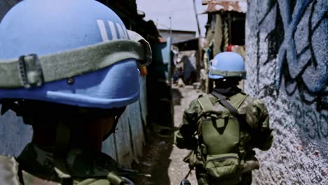 UN-Friedenssoldaten-Patrouillieren-Auf-Den-Straßen-Im-Haitianischen-Slumviertel