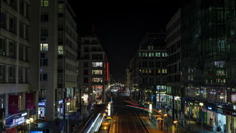 Ocupado-Friedrichstrasse-Berlín-Ciudad-Calle-Iluminado-Lapso-De-Tiempo-Noche-Tráfico