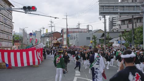 Kishiwada-Danjiri-Matsuri-parade-through-streets-in-Osaka-in-Summer