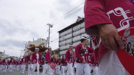 Desfile-Del-Festival-Kishiwada-Danjiri,-Carrozas-Tiradas-Por-Las-Calles