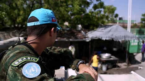 UN-Friedenssoldaten-In-Uniform-Stehen-Während-Der-Fahrt-Auf-Dem-Rücken-Eines-Militärfahrzeugs