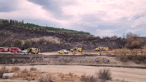 Camiones-De-Bomberos-Y-Ambulancias-En-La-Montaña-Durante-El-Incendio