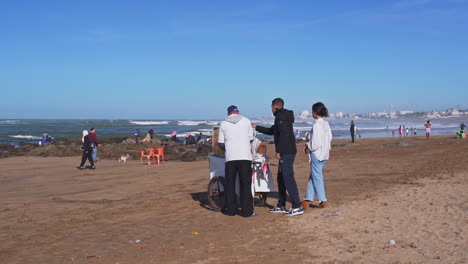 Vendedor-De-Papas-Fritas-Ain-Diab-Beach-En-Casablanca-Marruecos