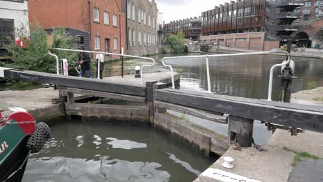 Regen'ts-canal-by-Camden-Town-lock-chamber-gates-being-opened-by-woman