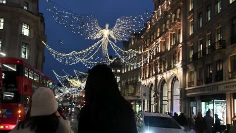 Es-Hora-De-Tomar-Retratos-En-Regents-Street-Antes-De-Navidad-Y-Año-Nuevo,-Londres,-Reino-Unido