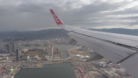 Blick-Von-Der-Airasia-A320-Neo-Flugzeugkabine-Beim-Fliegen-über-Die-Stadt-Fukuoka-Hakata-Durch-Das-Fenster-Mit-Flügelansicht