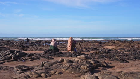 Muslimische-Frauen-Am-Strand,-Die-Den-Ozean-In-Casablanca-Marokko-Beobachten