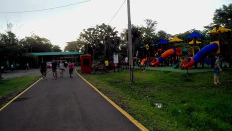 Alegre-Parque-Público-En-Asunción,-Niños-Disfrutando-Del-Parque-Infantil-Y-Otras-Actividades,-Paraguay