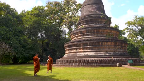 Zwei-Thailändische-Mönche-Fotografieren-Im-Thailändischen-Tempel,-Totale