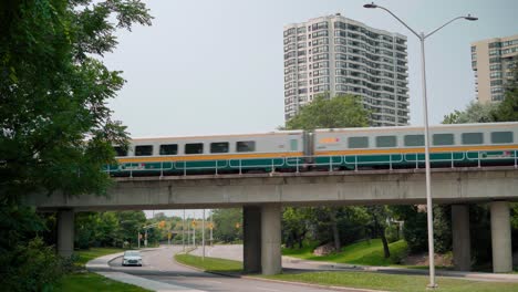 über-Die-Schiene,-Die-Den-Bahnhof-Ottawa-Verlässt-Und-Den-Riverside-Drive-überquert