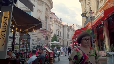 Alte-Stadtstraßen-Mit-Restaurants-Und-Touristen,-Bukarest-Rumänien