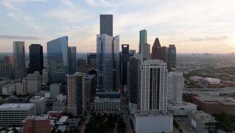 Luftaufnahme-Nähert-Sich-Dem-Sonnendurchfluteten-Texas-Tower,-Sonniger-Abend-In-Houston,-USA