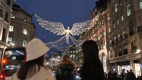 Tómame-Una-Foto-Del-ángel,-Regents-Street,-Londres,-Reino-Unido