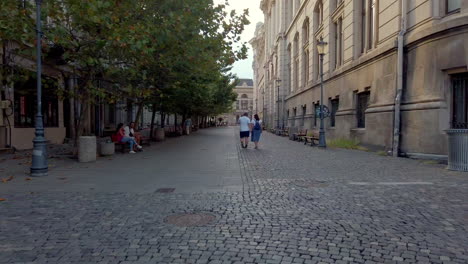 Alte-Stadtstraßen-Und-Touristen,-Bukarest-Rumänien