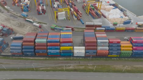Eine-Luftaufnahme-Zeigt-Fracht-seecontainer,-Die-Im-Containerterminal-Im-Hafengebiet-Von-Klaipeda-Aufgereiht-Sind