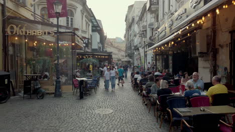 Calles-Del-Casco-Antiguo-Con-Restaurantes-Y-Turistas,-Bucarest-Rumania