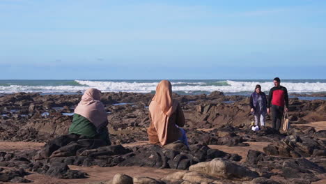Marokkanische-Frauen-Am-Strand,-Die-Das-Meer-In-Casablanca-Marokko-Beobachten