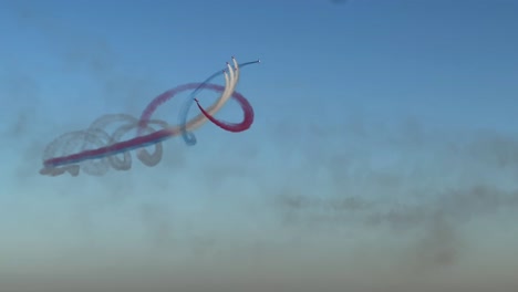 Formations--Und-Doppelwirbelmanöver,-Durchgeführt-Von-Der-Kunstflugstaffel-Red-Arrows-In-Kuwait