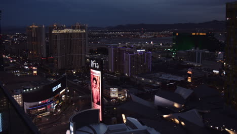 Digitale-Plakate-Und-Moderne-Hotelgebäude-Nachts-In-Der-Stadt-Las-Vegas-In-Nevada,-Usa